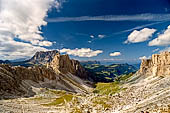 Trekking nel Parco Naturale Puez-Odle. Da Passo Gardena al Rifugio Puez, superato il passo di Cir il panorama si apre verso la Val de Chedul e oltre il Sassopiatto fino al Gruppo dello Scillar in lontananza. 